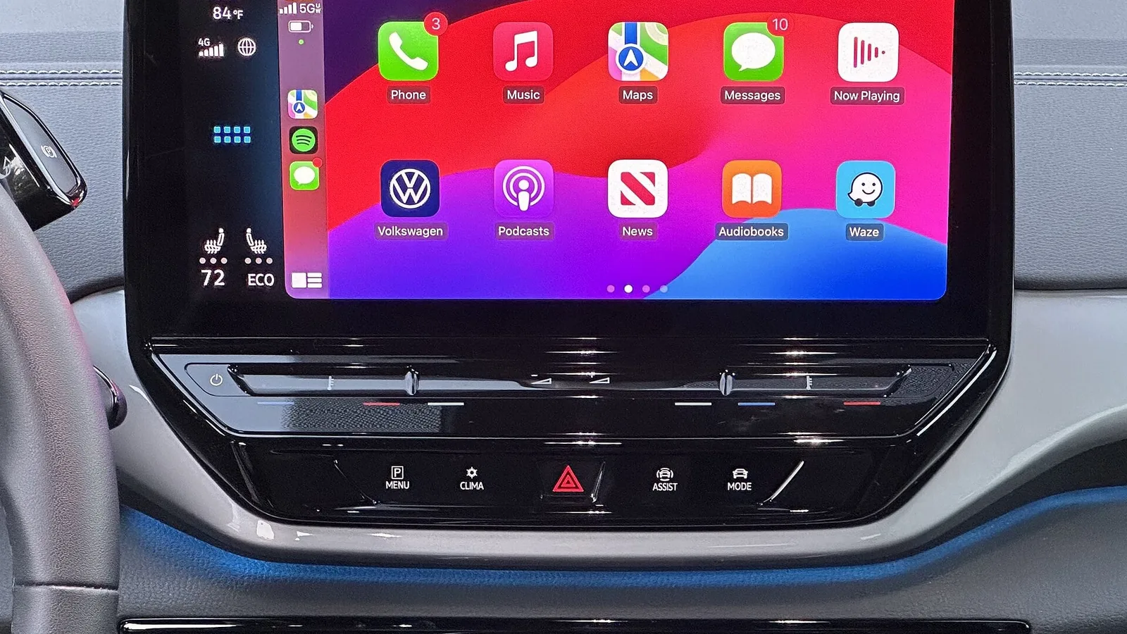 Tela do multimídia de um Volkswagen ID.4 mostrando o Apple CarPlay sem fio, com ícones de Telefone, Música, Mapas, Mensagens e Waze