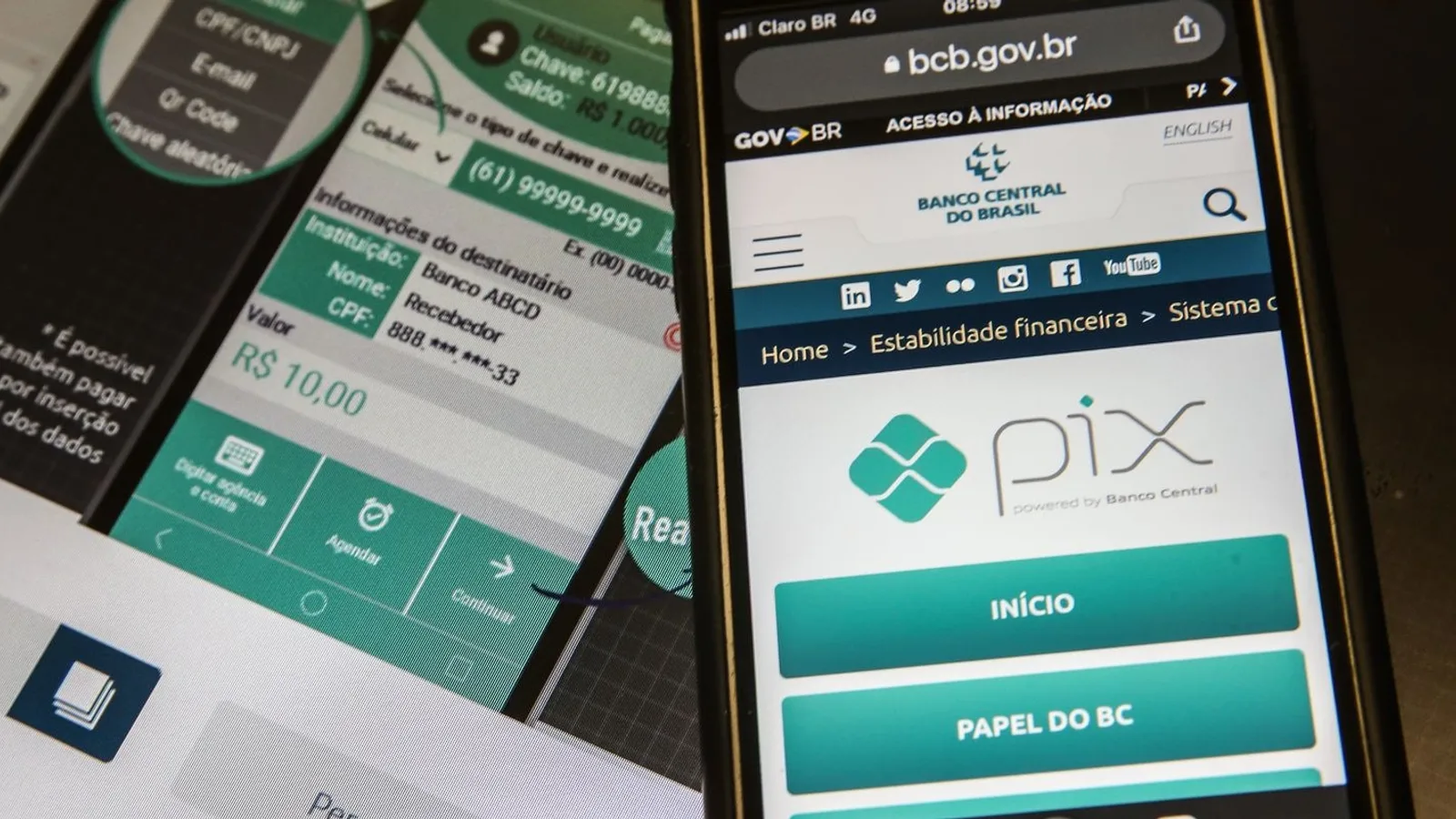 Dois celulares mostram uma transferência por Pix com os dados do recebedor e a página do Pix no site do Banco Central