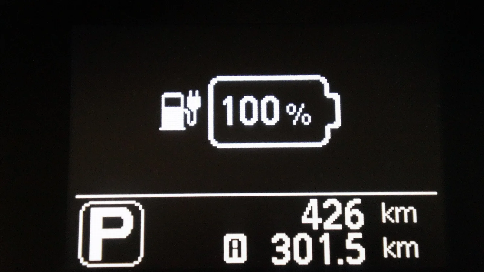 Painel de um Nissan Leaf mostrando a bateria com 100% de carga