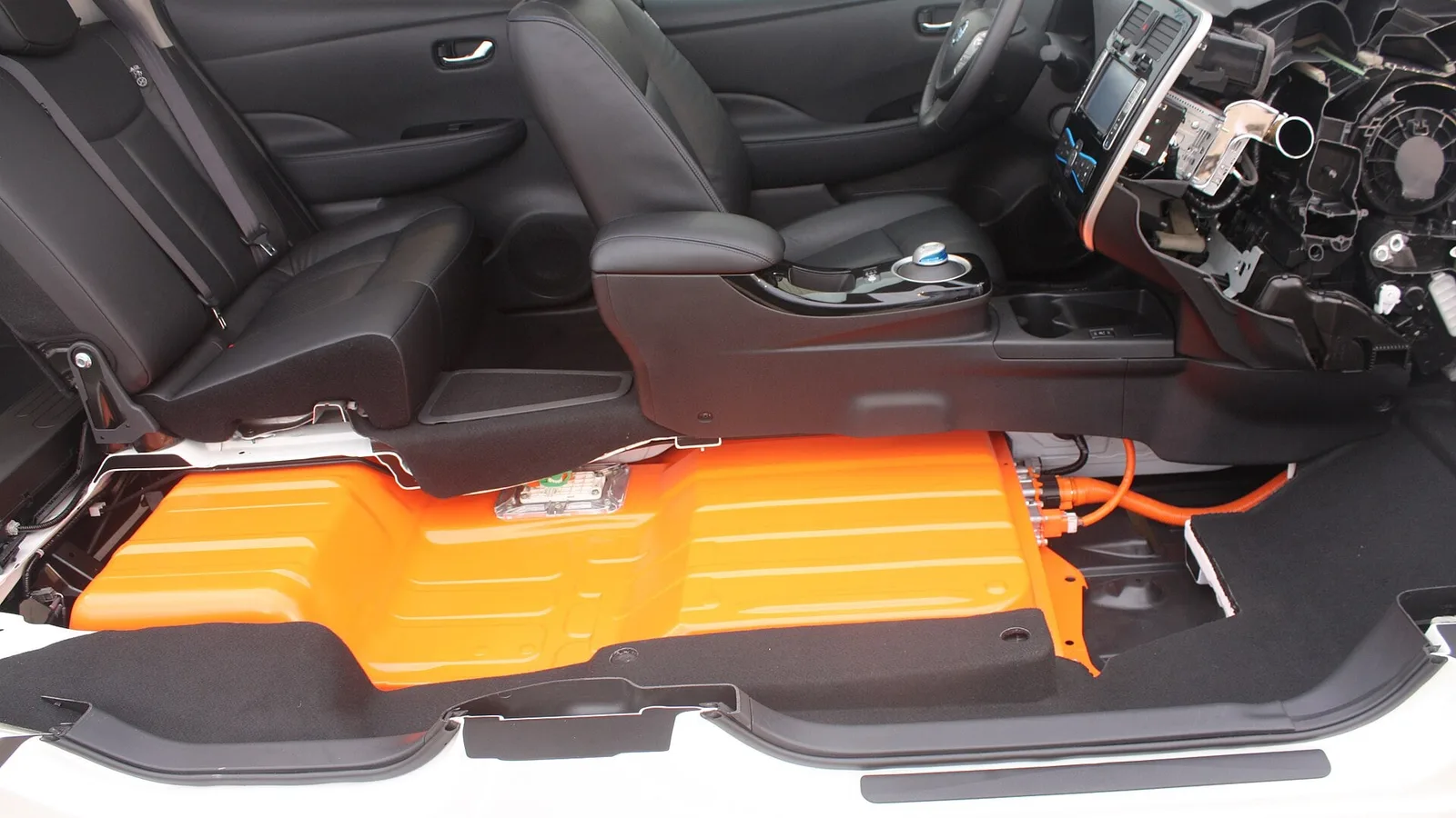 Nissan Leaf em corte mostra a bateria de íons de lítio, em laranja, instalada sob o assoalho do carro