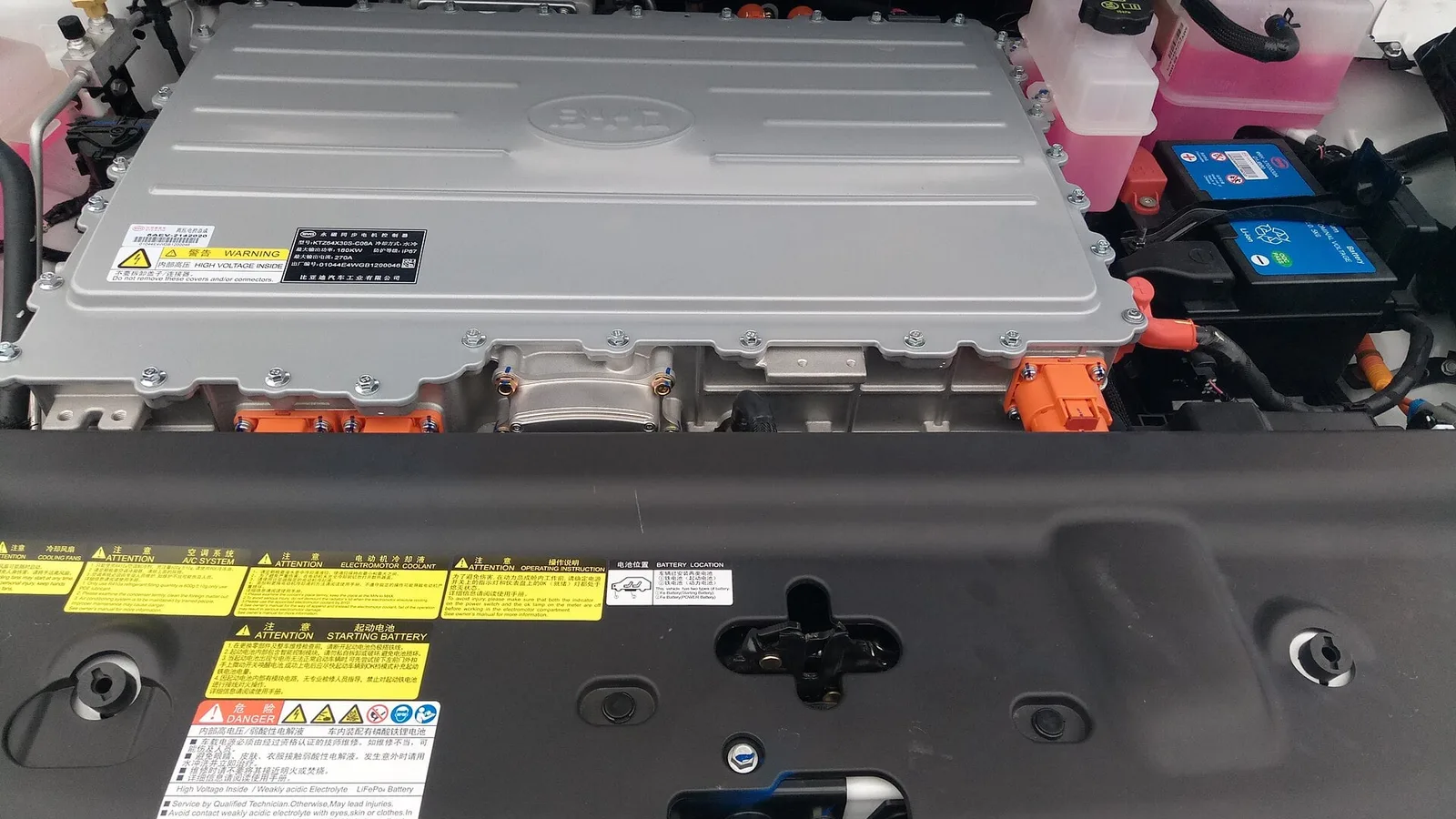 Bateria de íons de lítio de um BYD e5 exposta em feira: é a tecnologia atual, que a bateria de estado sólido promete superar