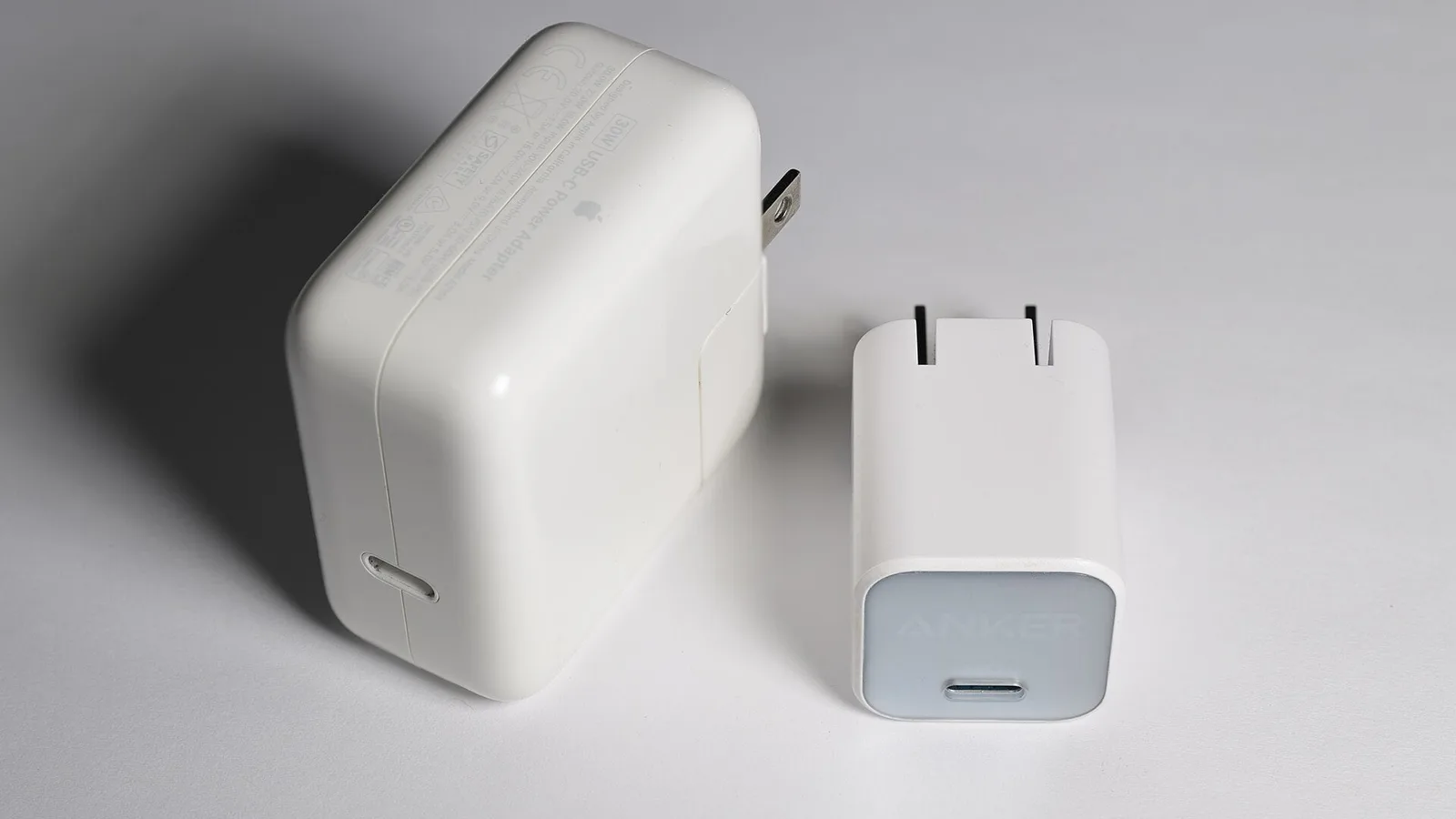 Dois carregadores USB-C de 30 W lado a lado: o de nitreto de gálio (GaN) é bem menor que o de silício