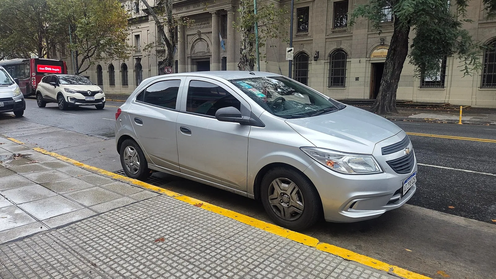 Chevrolet Onix prata de quatro portas estacionado em uma rua