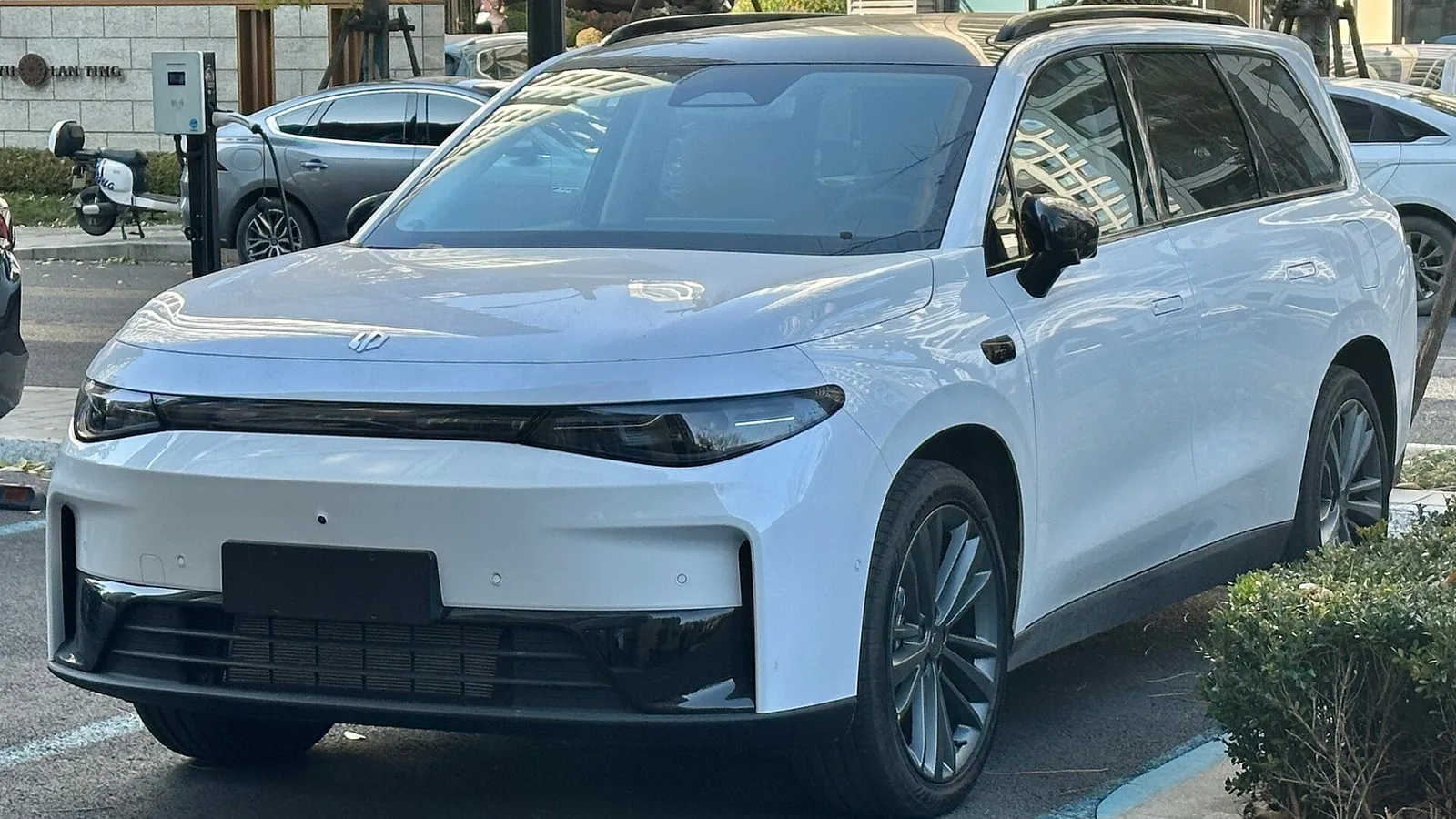 SUV Leapmotor C16 branco, de seis lugares, estacionado em uma rua