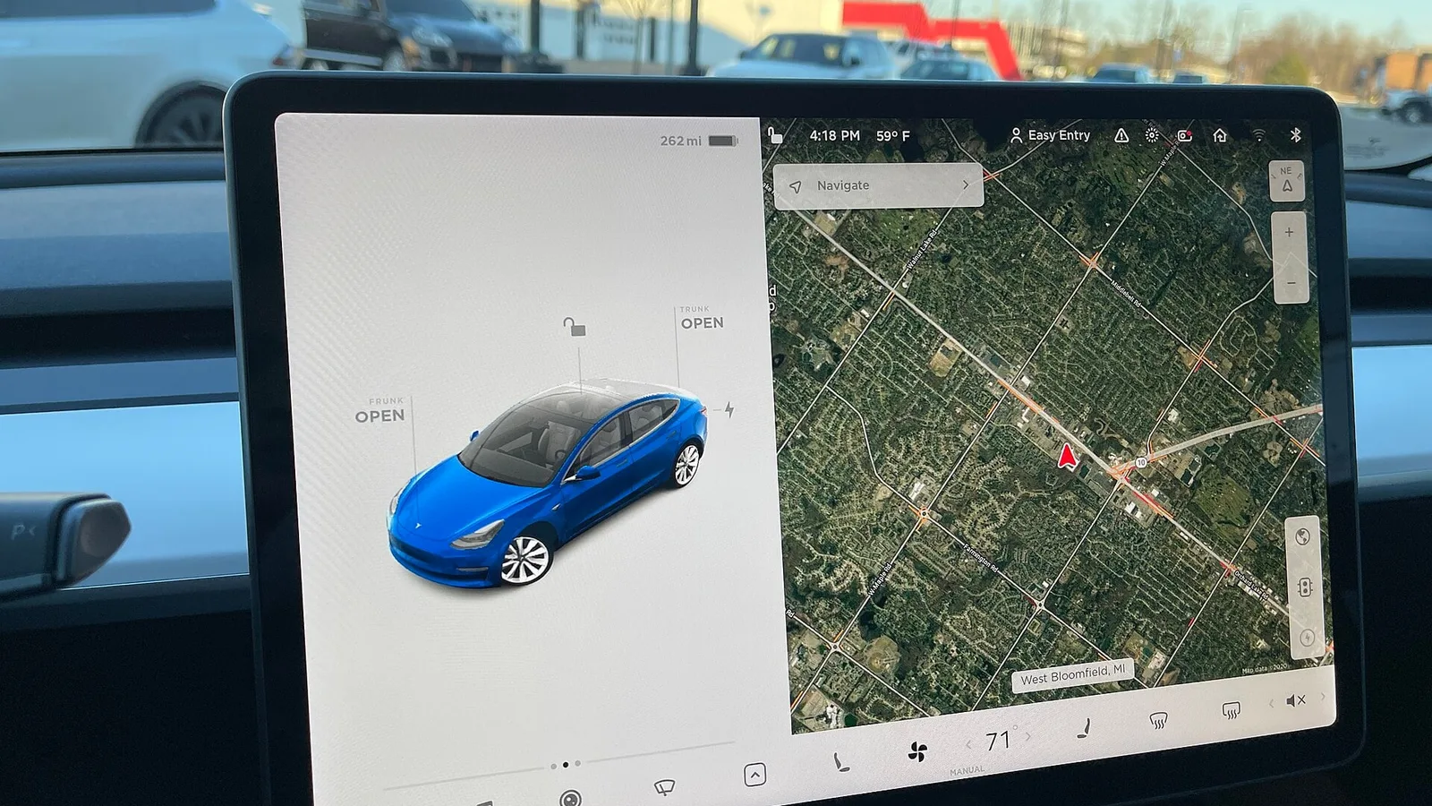 Tela central de um Tesla Model 3 mostrando o carro e o mapa de navegação
