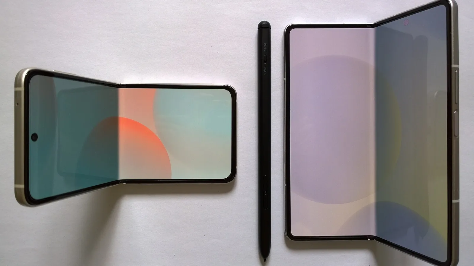 Samsung Galaxy Z Flip e Galaxy Z Fold abertos lado a lado, com a caneta S Pen