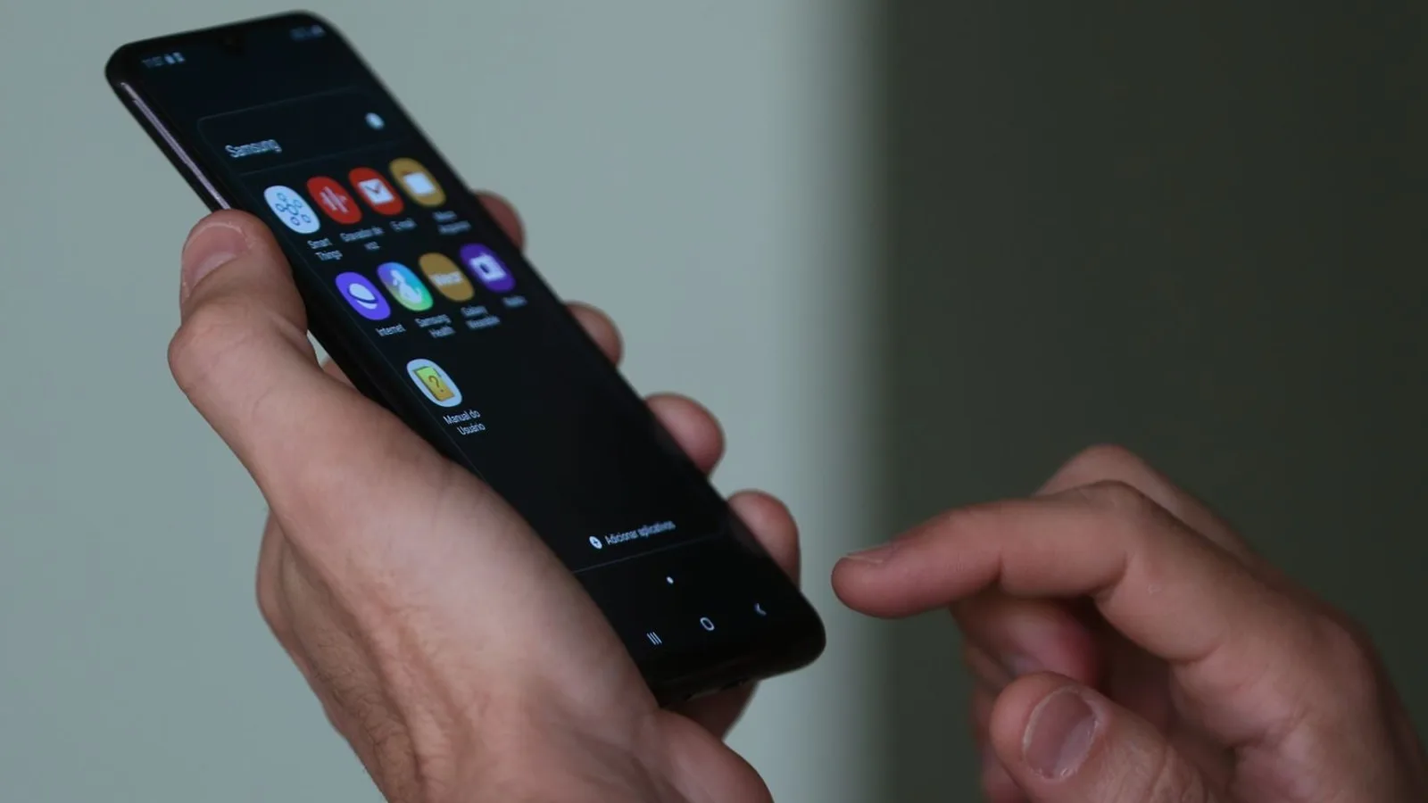 Pessoa usando um smartphone Samsung com a tela de aplicativos aberta