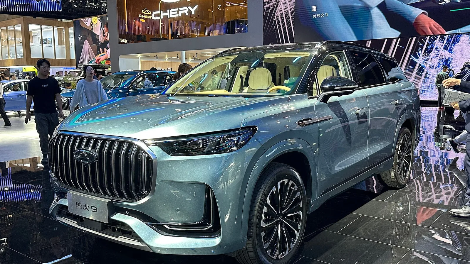 Chery Tiggo 9 azul-acinzentado exposto em salão de automóveis na China