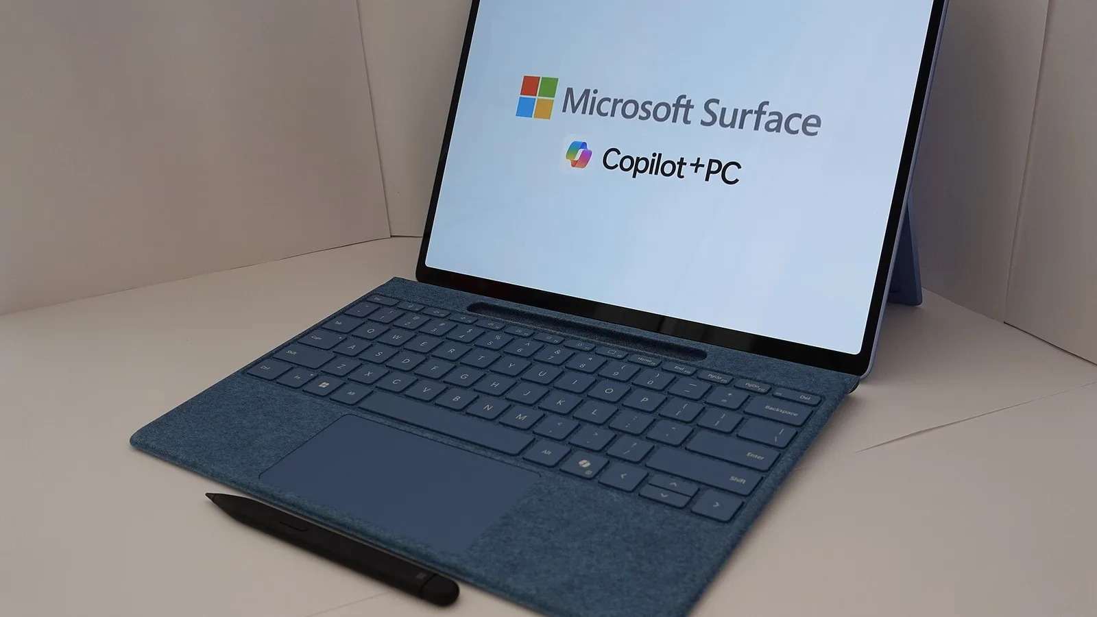 Notebook Microsoft Surface da linha Copilot+ PC, com chip de IA, sobre uma mesa