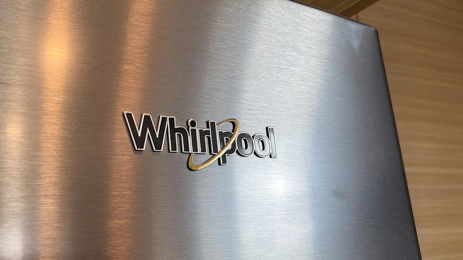 Porta de geladeira de aço inox escovado com o logotipo da fabricante