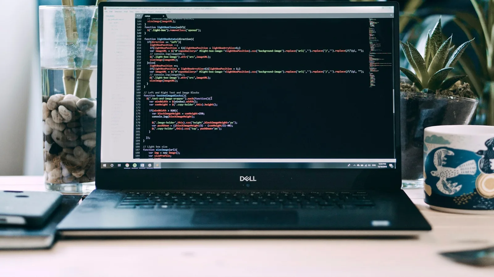 Notebook aberto sobre uma mesa de madeira, com editor de código na tela