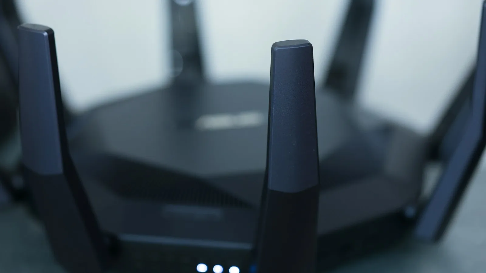 Roteador Wi-Fi preto com várias antenas e luzes indicadoras acesas