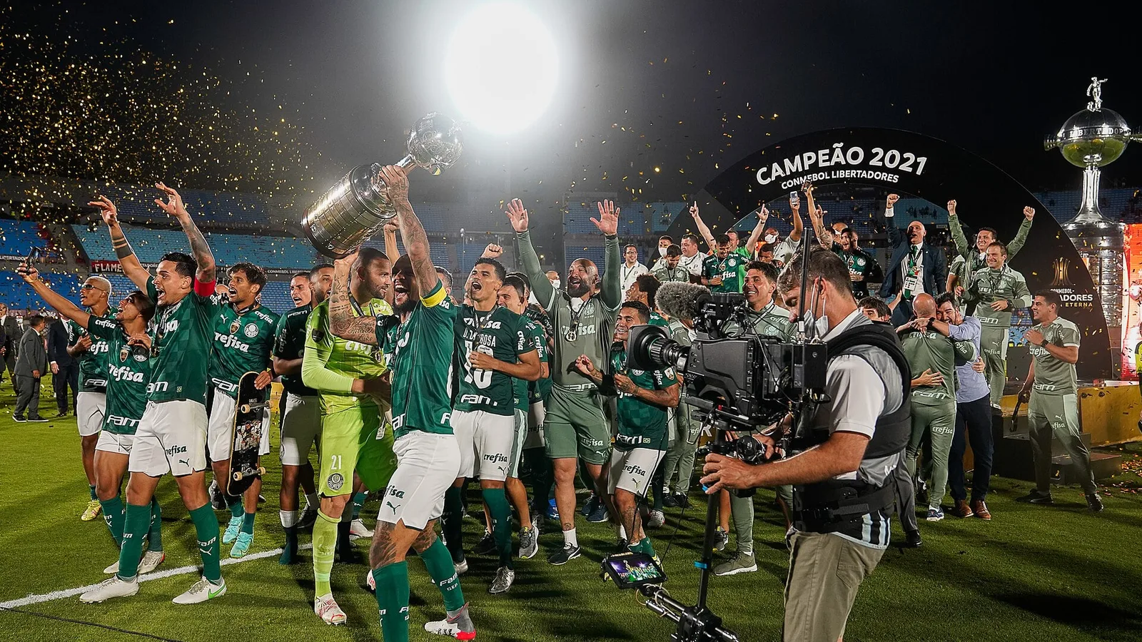 Jogadores do Palmeiras comemoram com a taça da Libertadores no gramado do Estádio Centenário, em Montevidéu, após a final de 2021