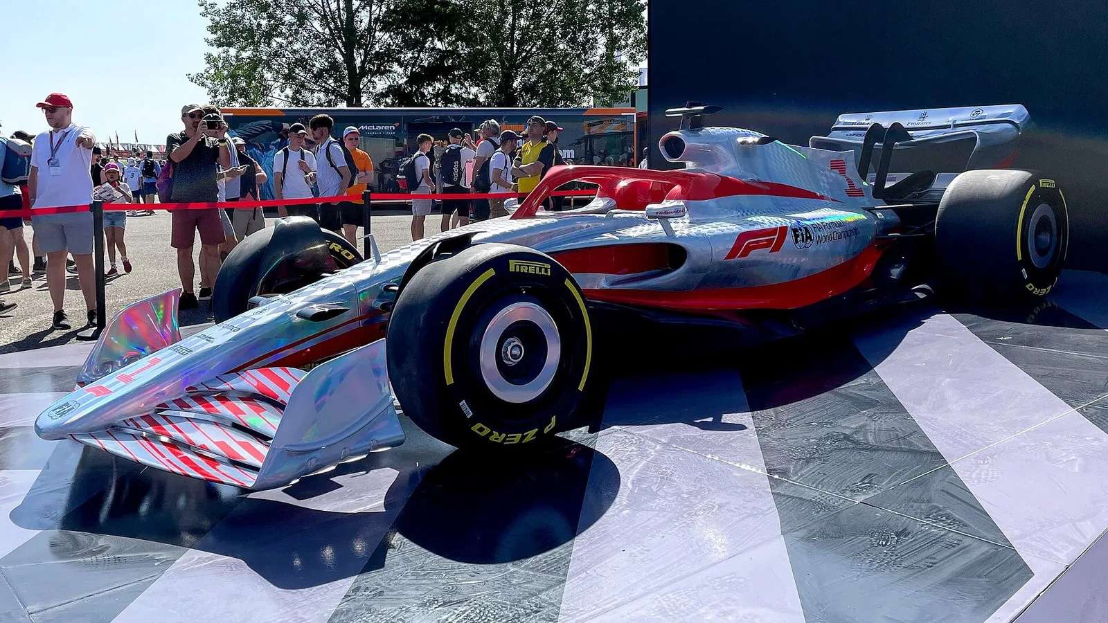 Modelo de carro de Fórmula 1 em exposição para o público no Grande Prêmio da Grã-Bretanha