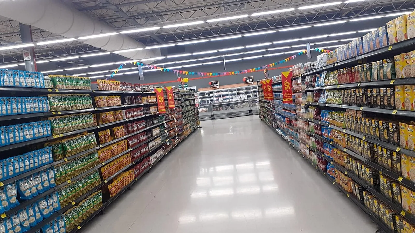Corredor de supermercado com prateleiras de alimentos embalados