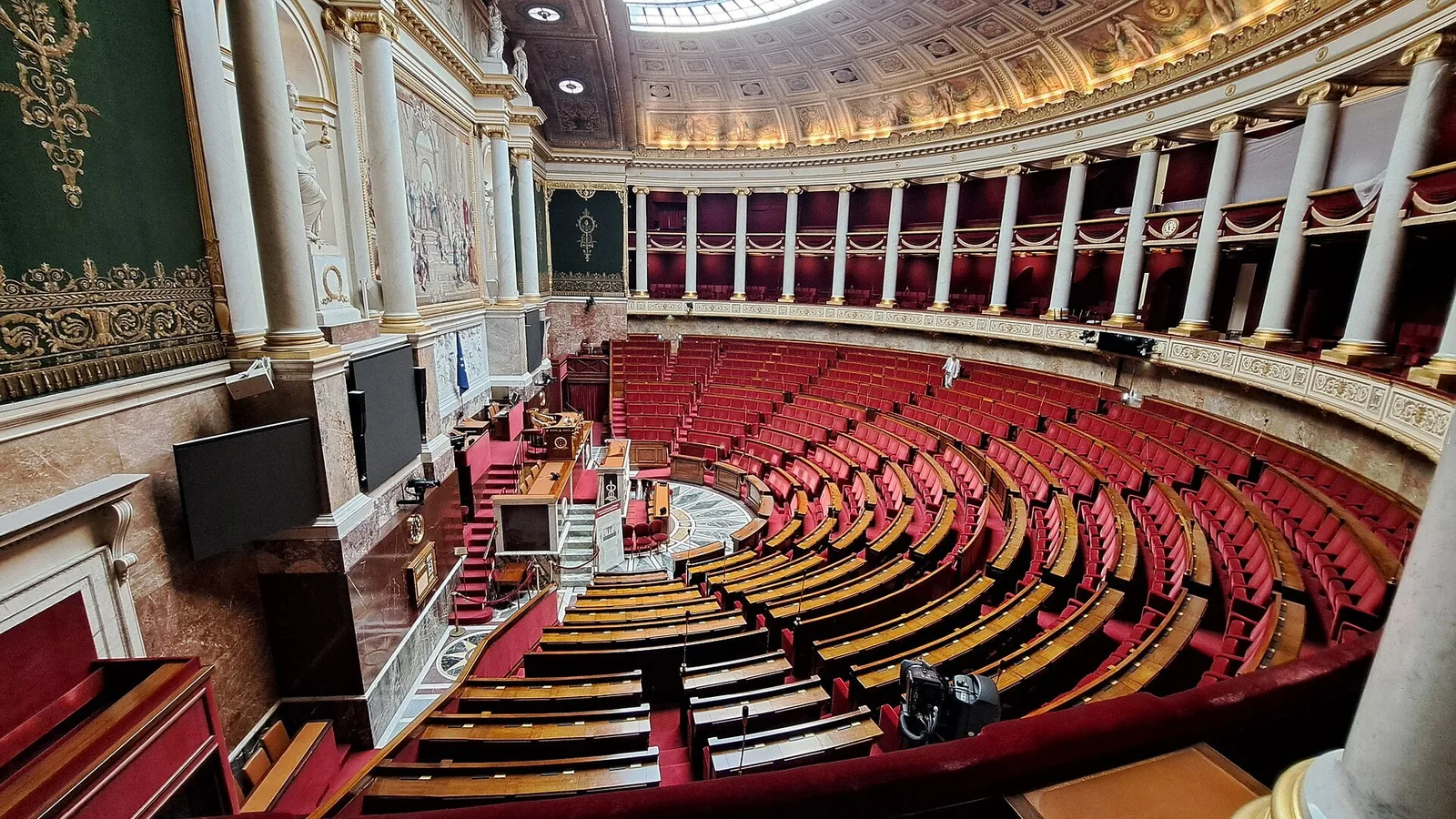 Plenário em semicírculo da Assembleia Nacional da França, em Paris