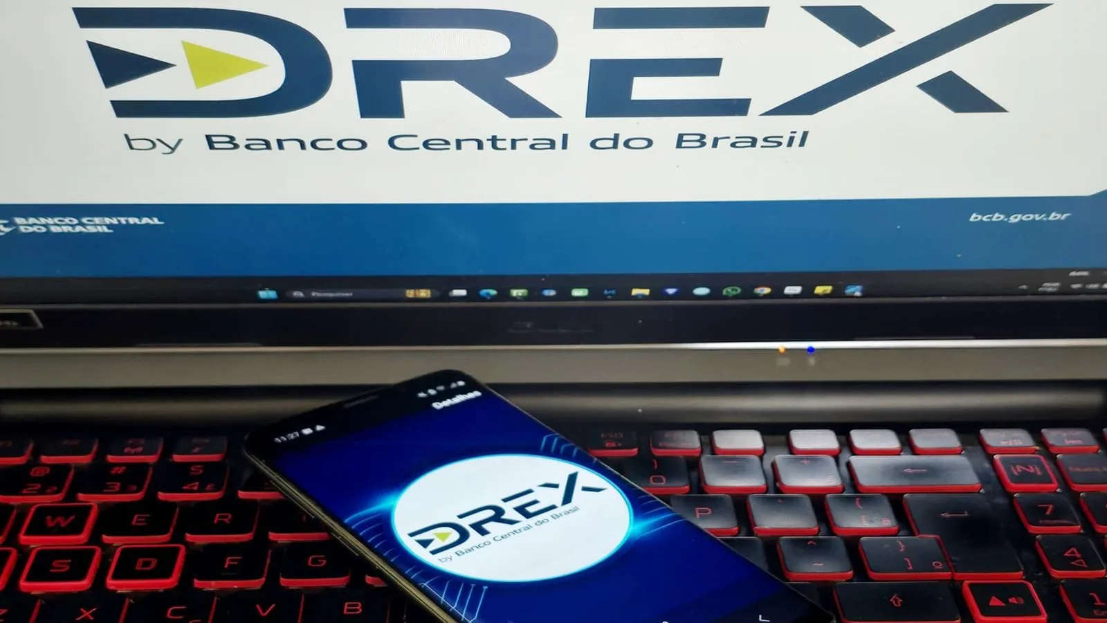 Logotipo do Drex, o real digital do Banco Central, na tela de um notebook e de um celular