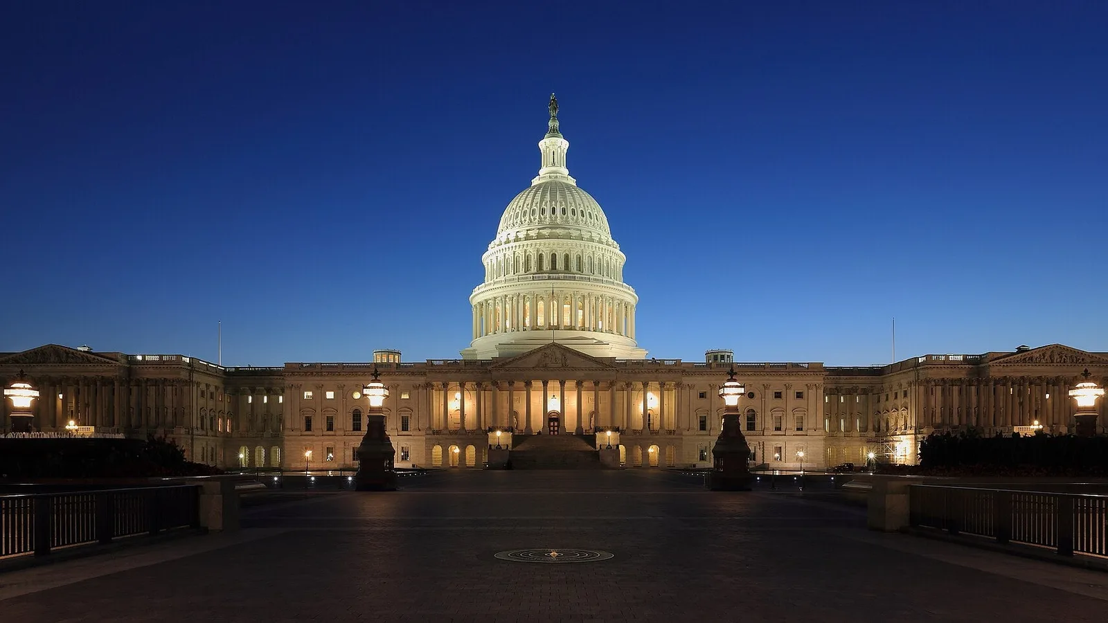 Capitólio dos Estados Unidos, sede do Congresso americano, iluminado ao anoitecer em Washington