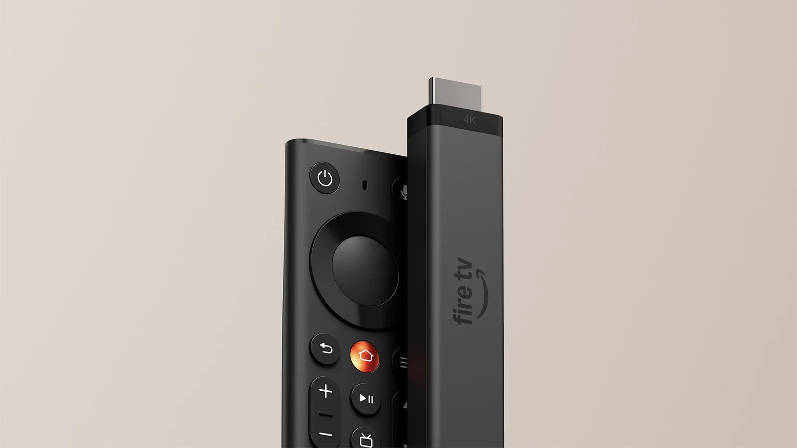 Novo Fire TV Stick 4K ao lado do novo controle remoto Fire TV, em fundo bege