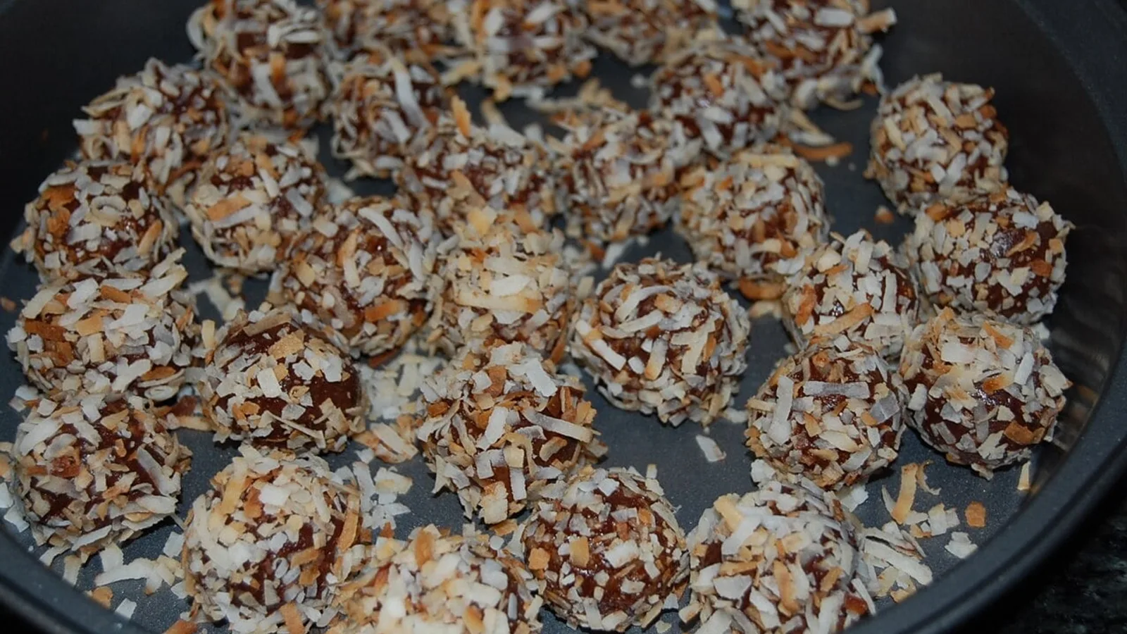 Trufas de ganache de chocolate enroladas e cobertas com coco ralado torrado