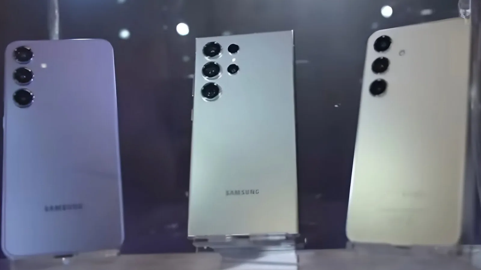 Celulares Samsung Galaxy S24 expostos lado a lado