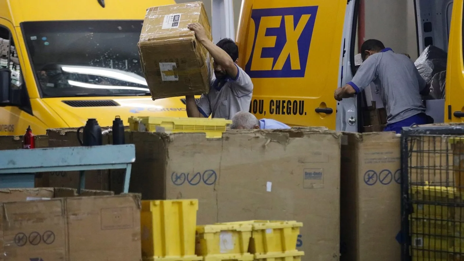 Funcionários carregam caixas de encomendas em uma van do Sedex no centro de tratamento dos Correios, no Rio de Janeiro