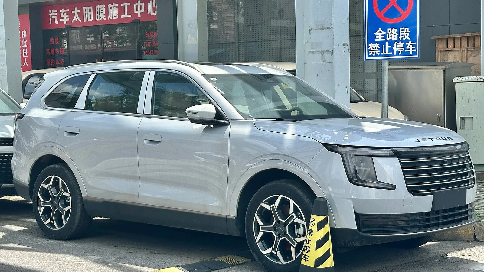 SUV Jetour X70L, modelo de sete lugares da marca vendido no exterior, estacionado em uma rua