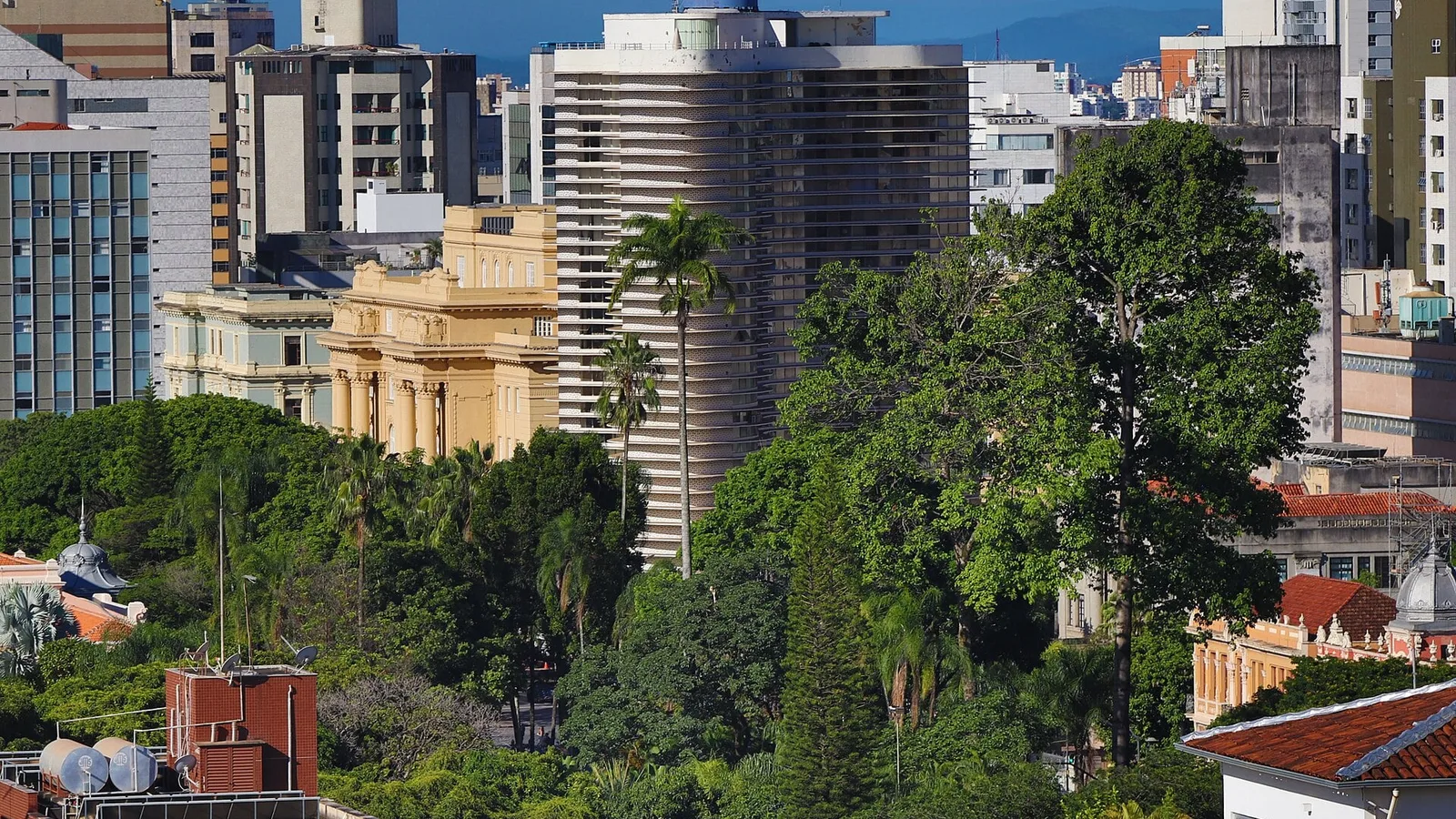 Edifício Niemeyer, prédio residencial no centro de Belo Horizonte, cercado de árvores
