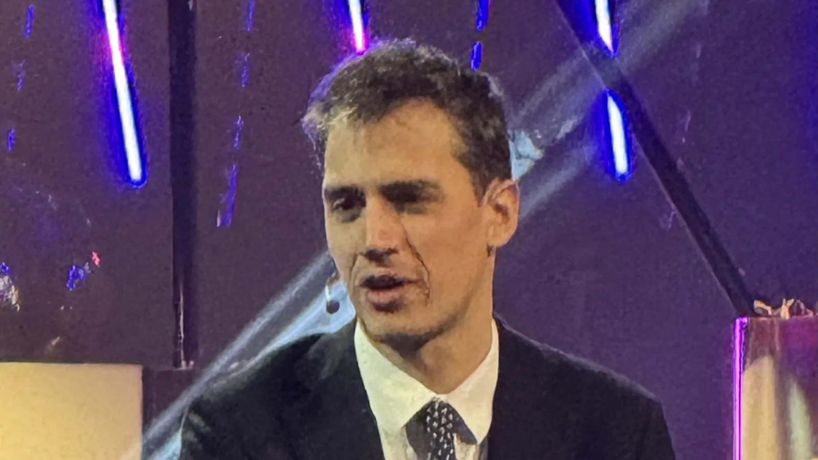 Arthur Mensch, cofundador e presidente-executivo da Mistral AI, sentado em um palco durante evento