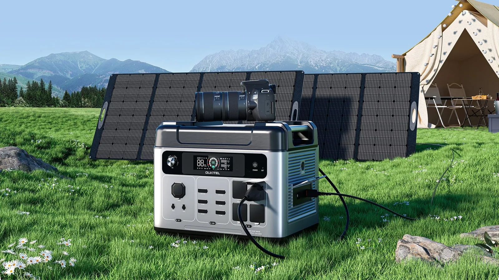 Estação de energia OUKITEL P2001 Plus prateada e preta sobre a grama, ligada a painéis solares dobráveis, com uma barraca de camping ao fundo