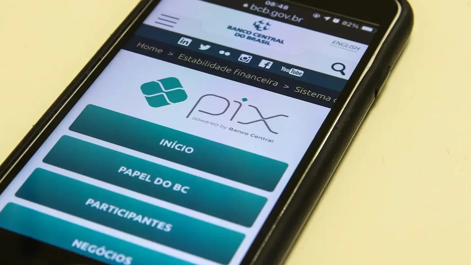 Celular exibindo a página do Pix no site do Banco Central