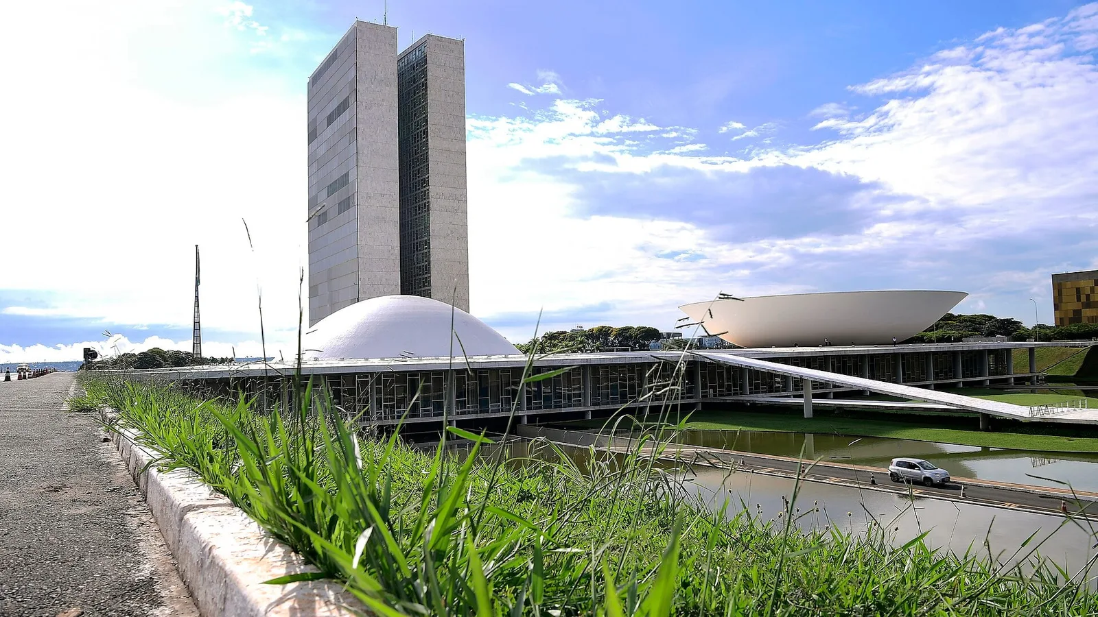 Fachada do Palácio do Congresso Nacional, em Brasília, com as duas torres e as cúpulas da Câmara e do Senado