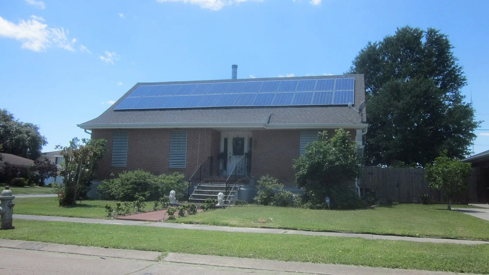 Casa de tijolos com placas solares instaladas no telhado