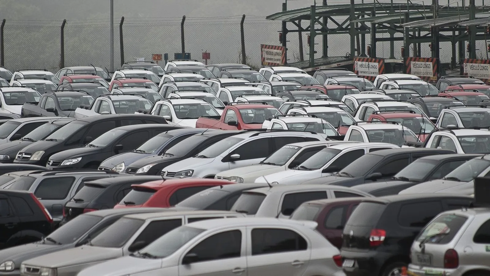 Pátio de montadora com centenas de carros novos estacionados lado a lado