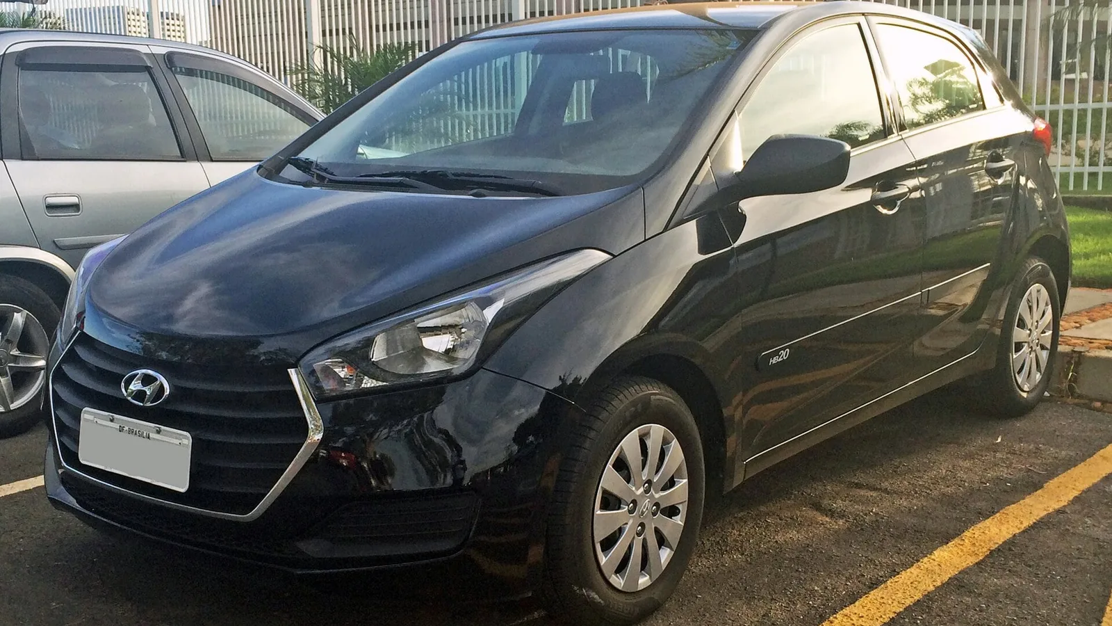 Hyundai HB20 preto de quatro portas estacionado em Brasília, exemplo de carro compacto usado em aplicativos