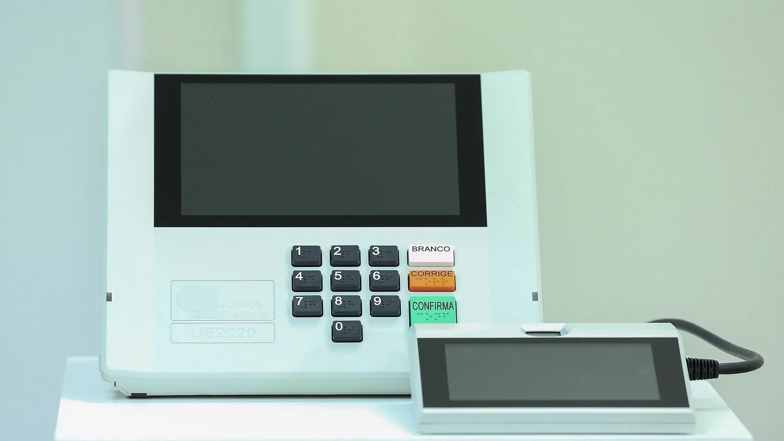 Urna eletrônica brasileira modelo UE2020 com o terminal do mesário