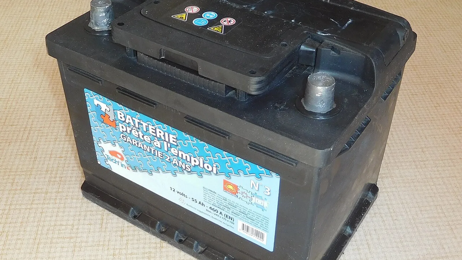 Bateria automotiva de chumbo-ácido de 12 volts e 55 Ah, vista de cima, com os dois polos à mostra