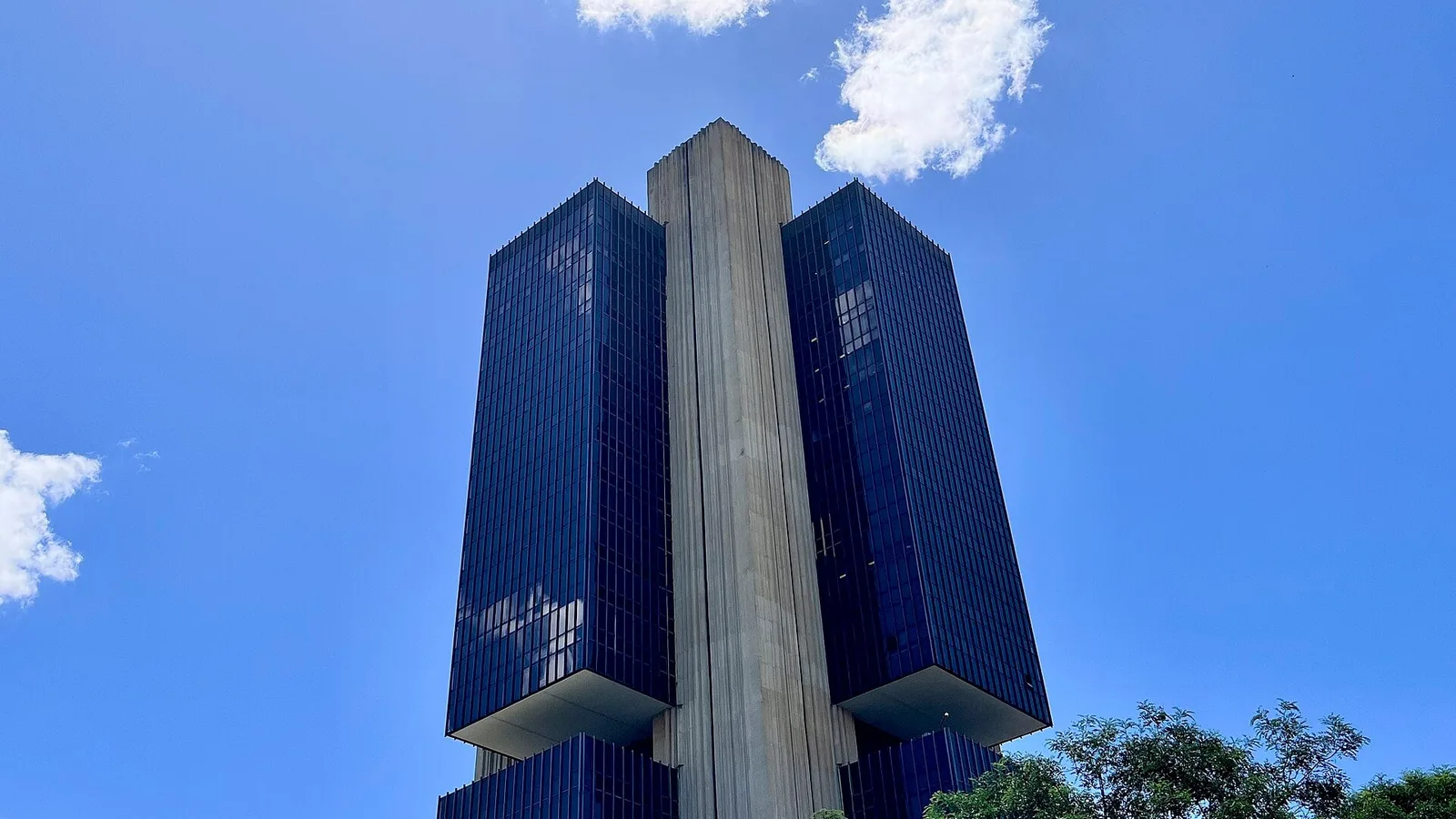 Edifício-sede do Banco Central do Brasil, em Brasília, visto de baixo contra o céu azul