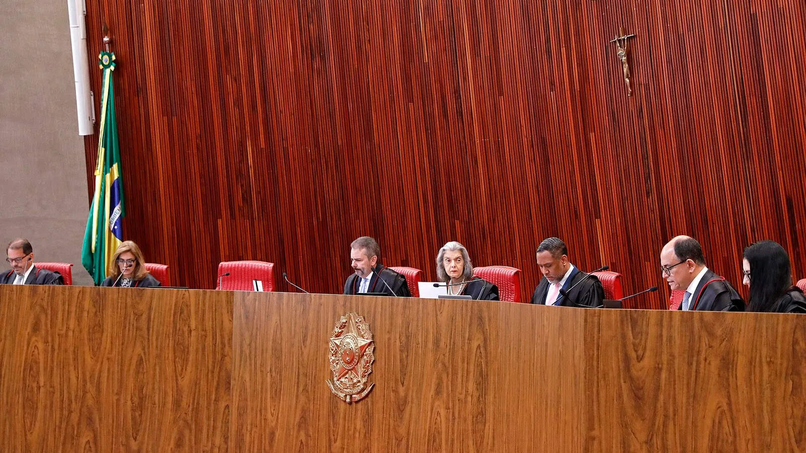 Ministros durante sessão no plenário do Tribunal Superior Eleitoral, em Brasília
