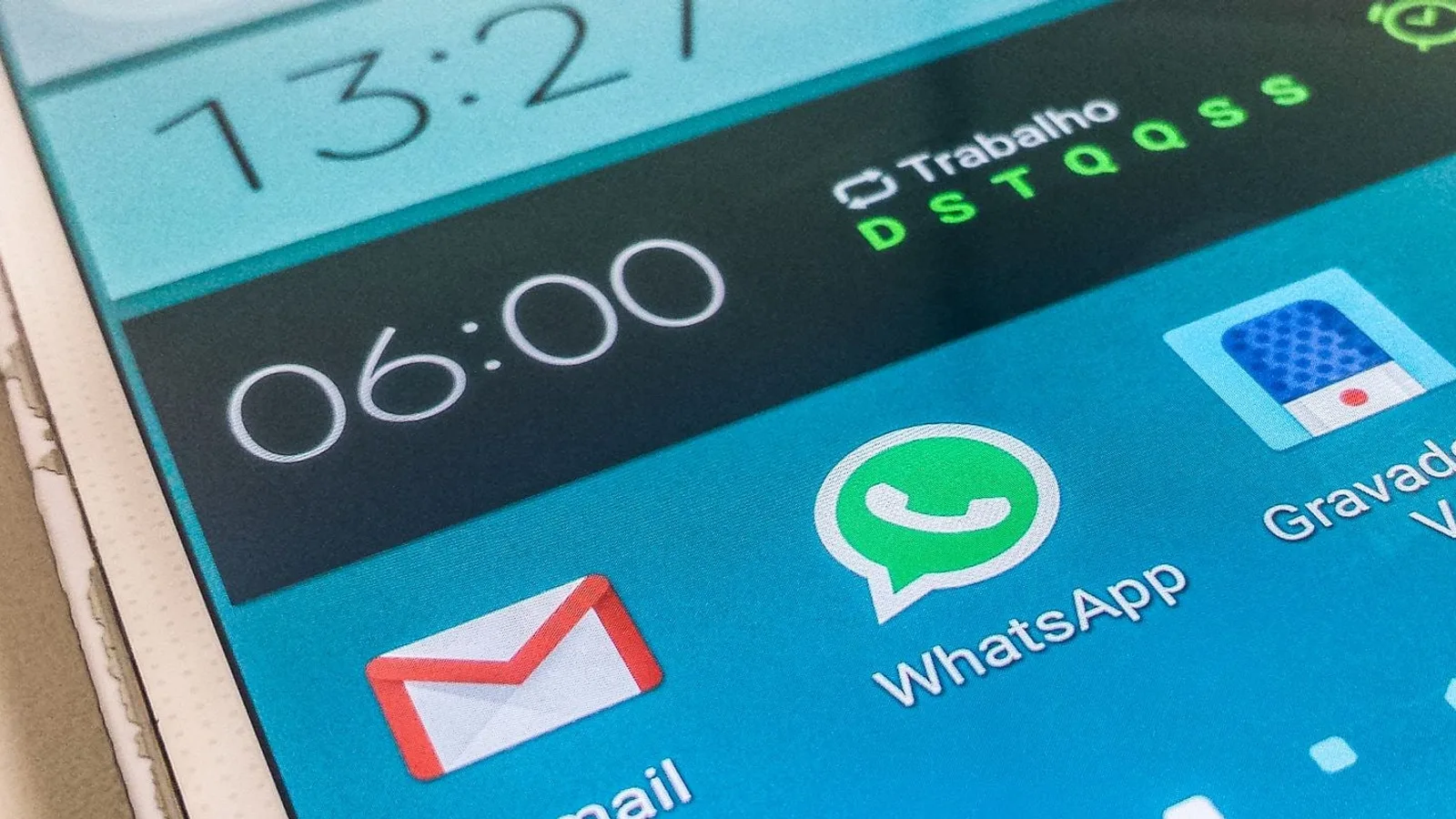 Tela de celular com o ícone do WhatsApp entre outros aplicativos