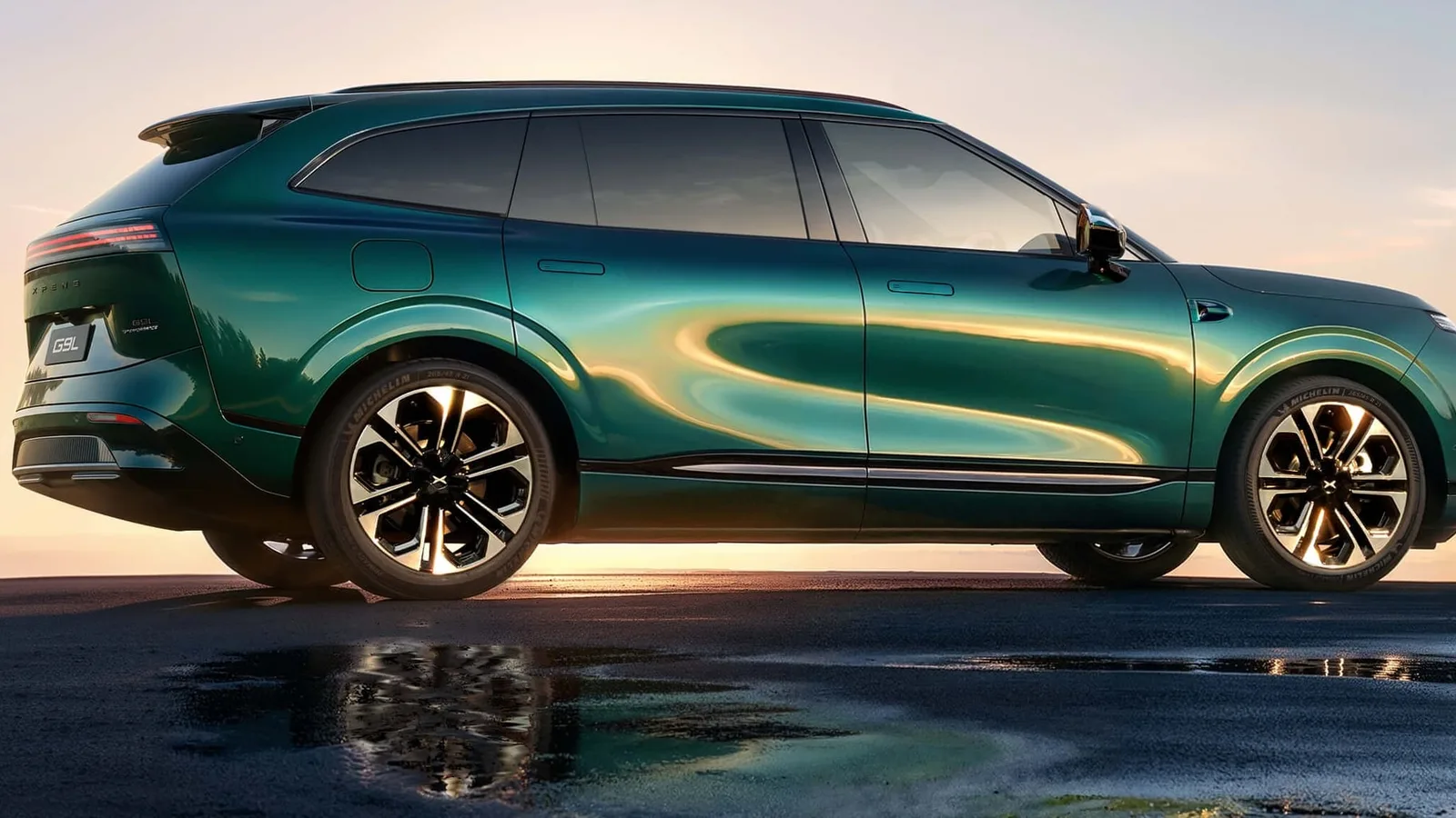SUV Xpeng G9L verde, de perfil, em imagem de divulgação do Salão de Paris