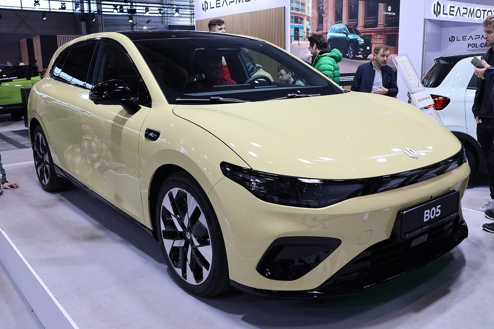 Leapmotor B05 amarelo-claro em exposição em um salão do automóvel