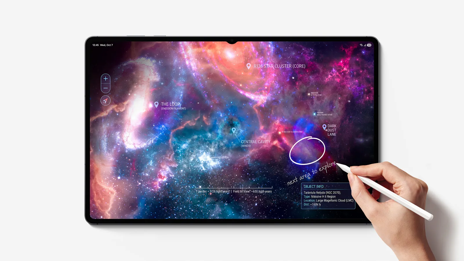 Galaxy Tab S12 Ultra exibindo imagem de nebulosa enquanto uma mão usa a S Pen