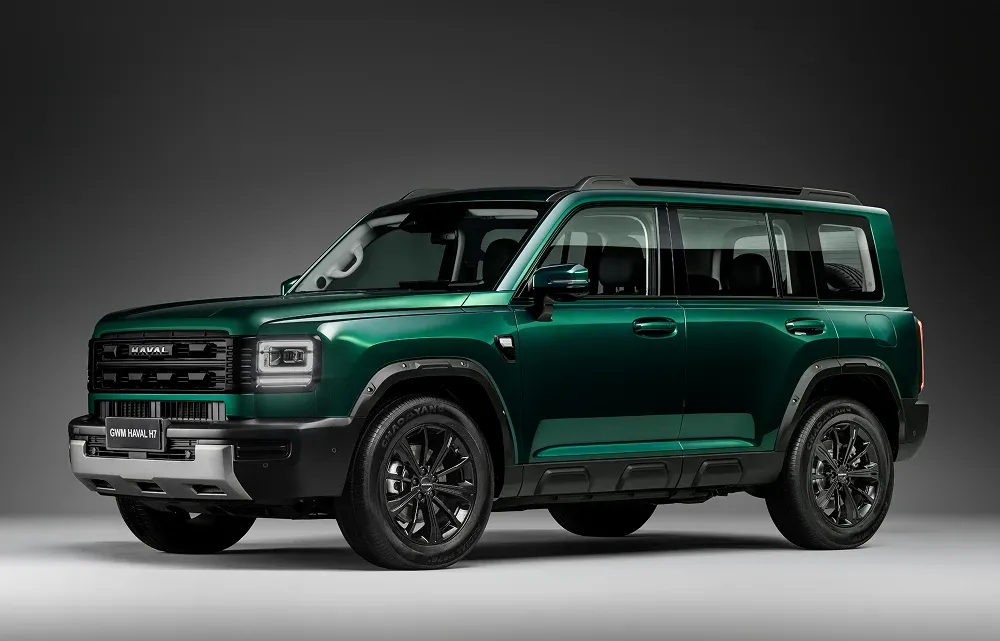Haval H7 visto de frente e de lado, na cor verde, com grade preta e rodas escuras