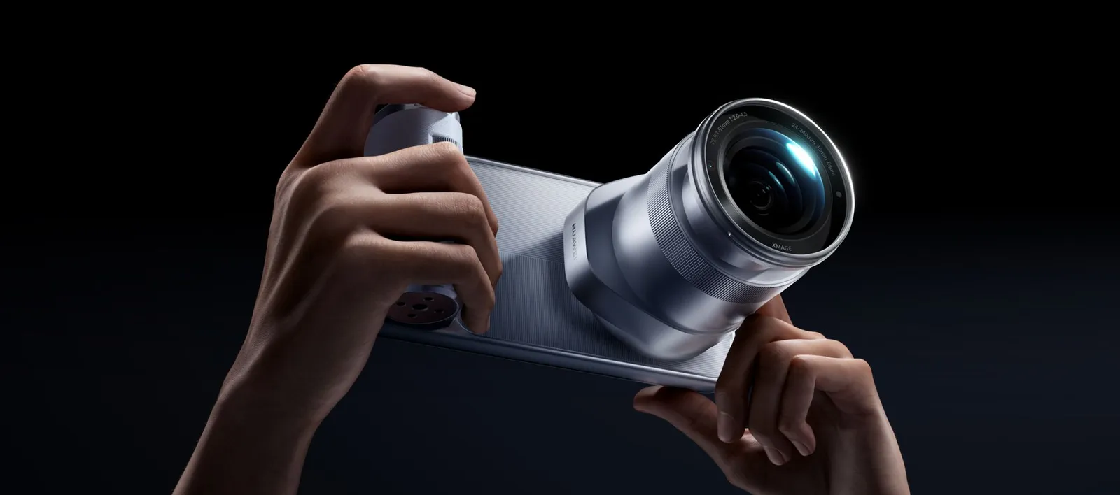 Mãos segurando o Mate 90 Pro Max com uma lente externa grande encaixada na traseira