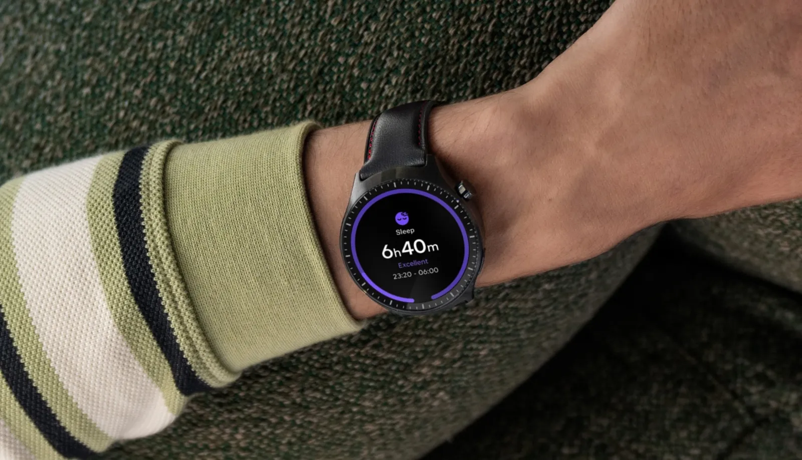 Pessoa usando o Moto Watch Ultra com pulseira de couro, com a tela mostrando o resumo do sono