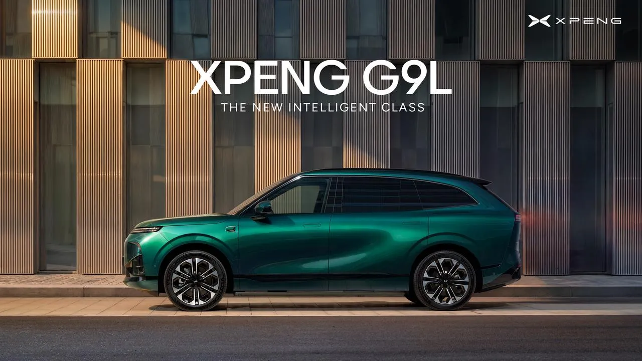 SUV Xpeng G9L verde, visto de lado, em imagem oficial de divulgação